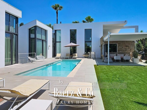 photo 1 Architect-Designed Villa Near Place des Lices – Saint-Tropez
